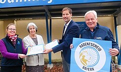 Übergabe in Sonthofen mit (v. li.) Christina Mader(BN), Ingrid Fischer (3. BMin), BM Christian Wilhelm und Lutz Bäucker (ADFC)